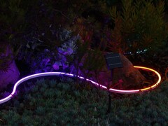 La LIFX Smart Neon Flex Light forma parte de una gama de nuevas luces inteligentes para exteriores. (Fuente de la imagen: LIFX)