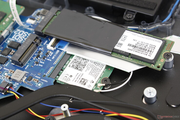 El módulo WLAN M.2 extraíble se encuentra debajo de uno de los SSD M.2. No experimentamos problemas de conectividad cuando se emparejó con nuestro router Netgear RAX200 Wi-Fi 6