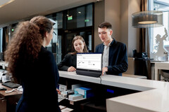 El Philips 24B2D5300 en una situación orientada al cliente