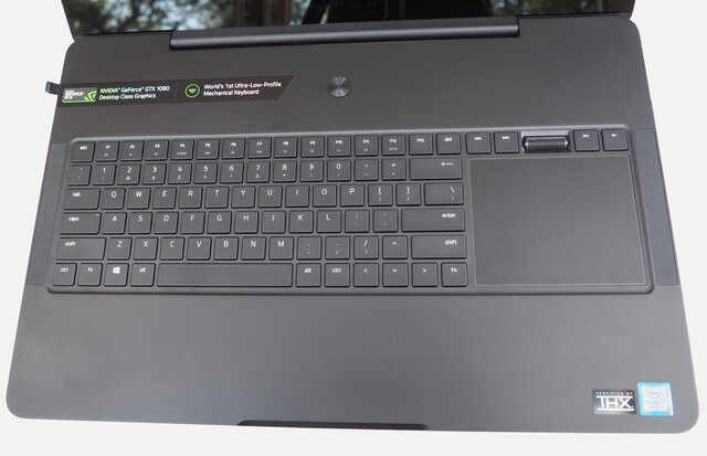 Teclado y touchpad - Razer Blade Pro 17 2017 (Fuente de la imagen: Notebookcheck)