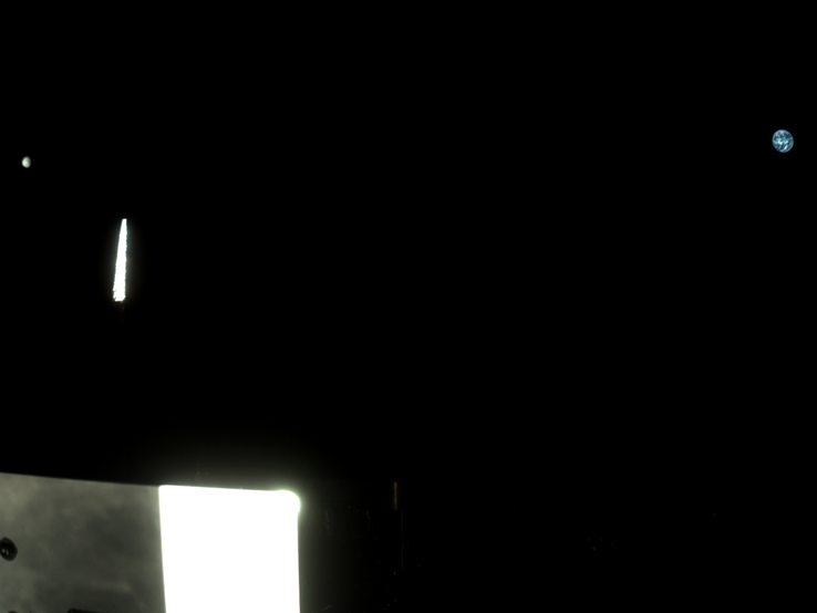 Imagen tomada por StowCam que muestra la Tierra a la derecha y la Luna a la izquierda. (Fuente de la imagen: NASA/Goddard/Universidad de Arizona/Lockheed Martin)