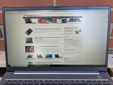 Uso del Lenovo ThinBook 15 Gen2 en exteriores (a la sombra en un día soleado)