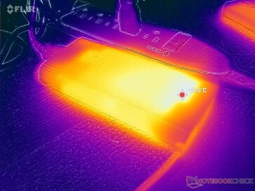 El adaptador de CA supera los 46 C al ejecutar cargas exigentes
