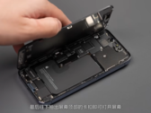 Un iPhone 13 Pro, diseccionado para las cámaras. (Fuente: WekiHome)