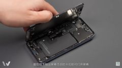 Un iPhone 13 Pro, diseccionado para las cámaras. (Fuente: WekiHome)