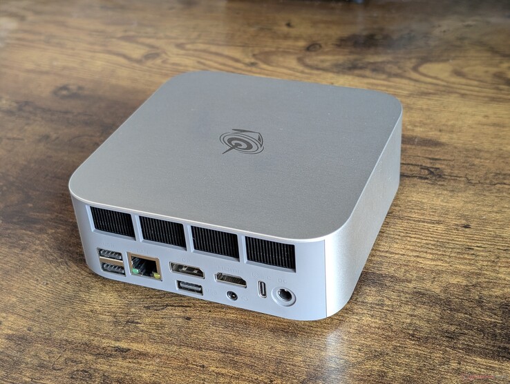 Parte trasera: 2x USB-A 3.2 Gen. 2 (10 Gbps), RJ-45 (2,5 Gbps), DisplayPort 1.4, USB-A 2.0, HDMI 2.1, auriculares de 3,5 mm, USB-C 10 Gbps con DisplayPort + Power Delivery, adaptador de CA