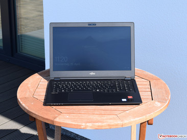 Fujitsu LifeBook U758 en el sol