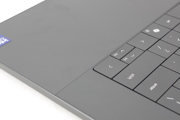 La línea divisoria entre el reposamanos y el teclado es puramente estética