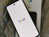 Una maqueta de cómo quedaría el Pixel 5 con una perforación centrada. (Fuente de la imagen: eBay - modificada)
