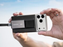 El Adata SR800 es un banco de energía inalámbrico de 5.000 mAh con una unidad SSD incorporada. (Fuente de la imagen: Adata)