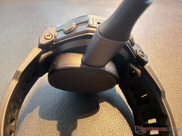 El adaptador de carga compacto está incluido, el cable no está