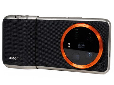 La Xiaomi 14 Ultra con el kit de fotografía: Un anillo de acento naranja
