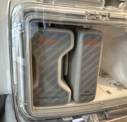 Los dos recipientes de detergente detrás del plexiglás