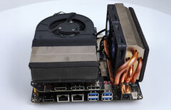 El FA65G cuenta con refrigeradores personalizados para la CPU y la GPU y una configuración de GPU MXM poco habitual. (Fuente de la imagen: 小明白 en Youtube)