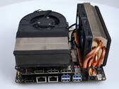 El FA65G cuenta con refrigeradores personalizados para la CPU y la GPU y una configuración de GPU MXM poco habitual. (Fuente de la imagen: 小明白 en Youtube)