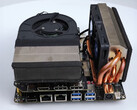 El FA65G cuenta con refrigeradores personalizados para la CPU y la GPU y una configuración de GPU MXM poco habitual. (Fuente de la imagen: 小明白 en Youtube)