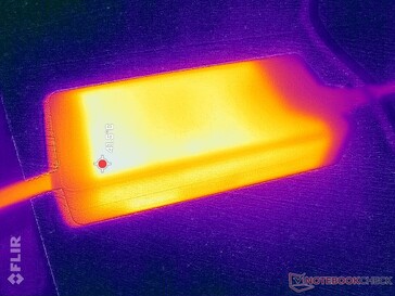 El adaptador de CA alcanza más de 42 C cuando funciona con cargas exigentes