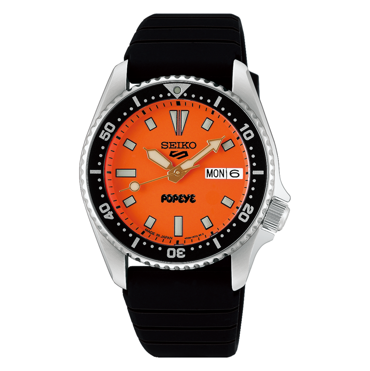 Vista frontal del Seiko 5 Sports x Popeye HDB013, en la que se aprecia su esfera naranja y su bisel giratorio negro,