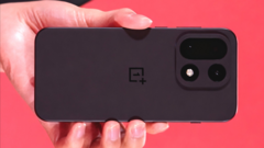 El OnePlus 15 mostrado en la cumbre de Qualcomm. (Fuente de la imagen: Qualcomm, editado)