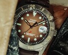 Reloj de buceo Huckberry x Timex Deepwater Reef 200 con esfera marrón, caja de acero inoxidable, bisel negro y correa marrón a juego.