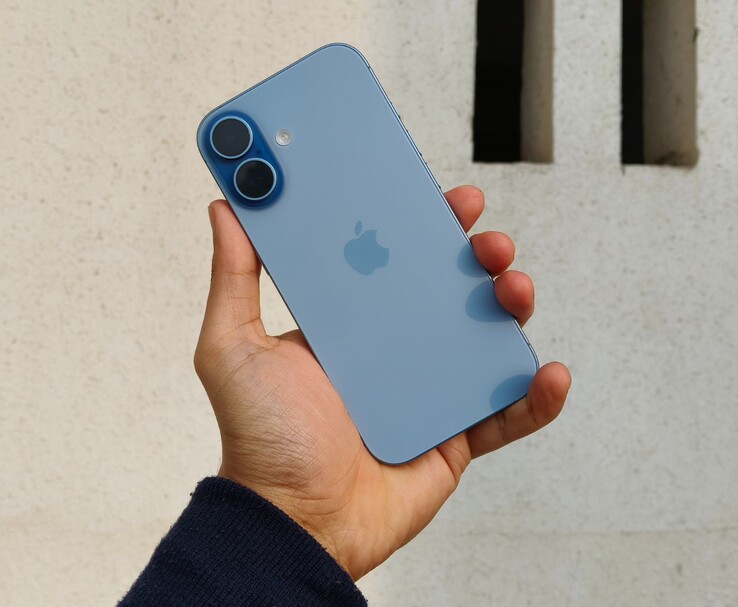 Diseño trasero del Apple iPhone 16 en azul, mostrando la disposición de la cámara dual y la parte trasera de cristal (Fuente de la imagen: Yetnesh Dubey)