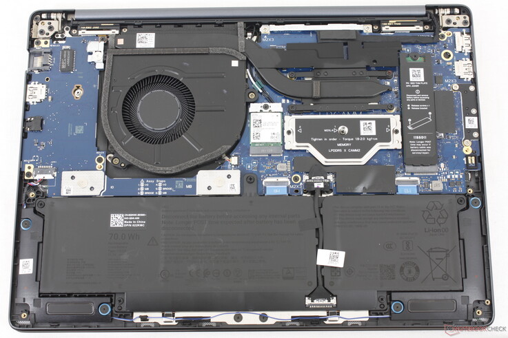 Placa base del Dell Pro 5 14. Obsérvese la ranura LPCAMM2 para nuestra configuración de prueba