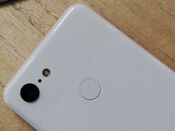 Una mirada a la parte posterior del Google Pixel 3 con su cámara única y sensor de huellas dactilares