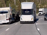 Tesla Semi adelantando a camiones ICE en Donner Pass (imagen: Zanegler/Twitter)