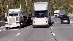 Tesla Semi adelantando a camiones ICE en Donner Pass (imagen: Zanegler/Twitter)