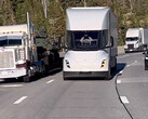 Tesla Semi adelantando a camiones ICE en Donner Pass (imagen: Zanegler/Twitter)