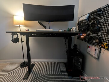 Mesa para videojuegos Tidal con una altura máxima de 1.040 mm.