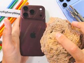 Muchos de los arañazos de la parte trasera del iPhone 18 Pro (Max) se pueden eliminar simplemente limpiándolos, pero no todos, tal y como demuestra la prueba de resistencia.