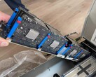 Ocho placas Apple M5 montadas en una única barra de soporte, que forman parte de un servidor blade de mayor tamaño