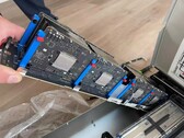 Ocho placas Apple M5 montadas en una única barra de soporte, que forman parte de un servidor blade de mayor tamaño