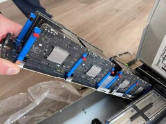 Ocho placas Apple M5 montadas en una única barra de soporte, que forman parte de un servidor blade de mayor tamaño
