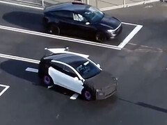 Supuesta versión más barata del Tesla Model Y. (Fuente de la imagen: Christopher Dungeon/X)