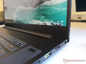 El bisel "chin" es mucho más estrecho que en el Alienware m17 o el Asus Strix G GL731