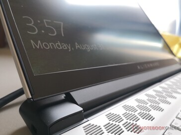 Elija entre 1080p 144 Hz, 1080p 300 Hz, o 4K 60 Hz con seguimiento ocular Tobii o G-Sync en ciertos modelos. No hay opciones de pantalla táctil