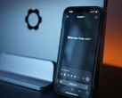 Un smartphone con una interfaz de chat basada en inteligencia artificial que cabe en una sola mano