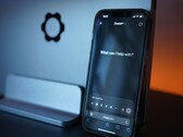 Un smartphone con una interfaz de chat basada en inteligencia artificial que cabe en una sola mano