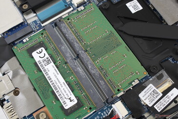 Accesible 2x ranuras SODIMM