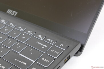 La tapa levantará la base en un ángulo cuando se abra como en muchos modelos de Asus ZenBook o VivoBook