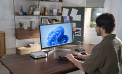 Minisforum ha renovado su mini PC AI X1 Pro, en la imagen junto a un monitor y un teclado sobre un escritorio, con nuevo hardware AMD (fuente de la imagen: Minisforum)