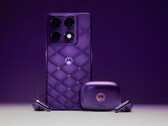 El Motorola Signature y los Moto Buds 2 Plus en Pantone Violet Indigo.