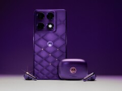 El Motorola Signature y los Moto Buds 2 Plus en Pantone Violet Indigo.