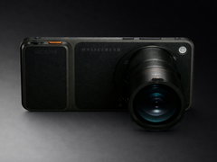 La Find X9 Ultra con un accesorio teleconvertidor acoplado.