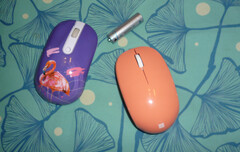 El ratón Bluetooth, a la derecha, junto a un ratón ya descatalogado de 6 dólares de una marca mucho menos conocida, a la izquierda (Fuente de la imagen: Propio)