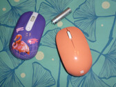 El ratón Bluetooth, a la derecha, junto a un ratón ya descatalogado de 6 dólares de una marca mucho menos conocida, a la izquierda (Fuente de la imagen: Propio)