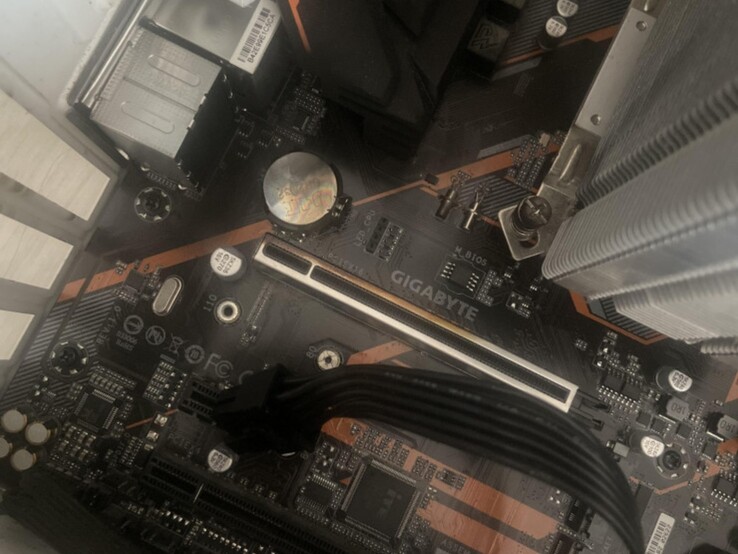 Placa base Gigabyte con marcas de quemaduras en la ranura PCIe. (Fuente de la imagen: user_634494 en Quasar Zone)