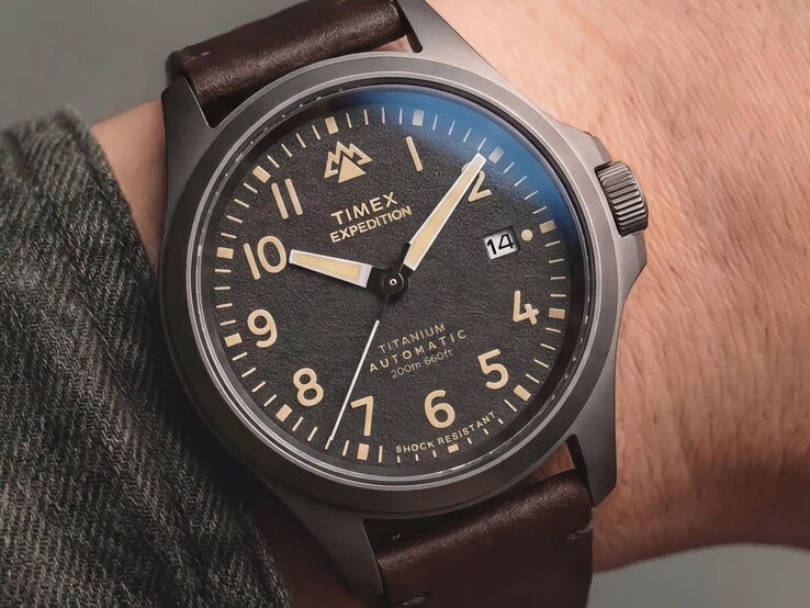 Reloj Timex Expedition Field Post Titanium en la muñeca, en el que se aprecian su esfera negra y su caja de titanio negro.